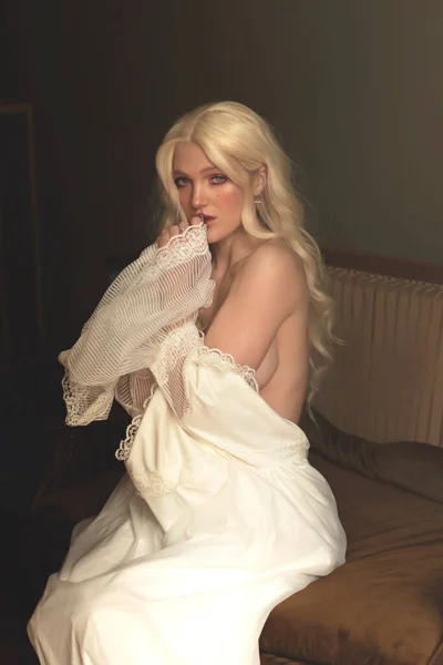 Krásná Mladá Žena Bílých Šatech Polomasted Šaty Pokrývá Její Prsa — Stock fotografie