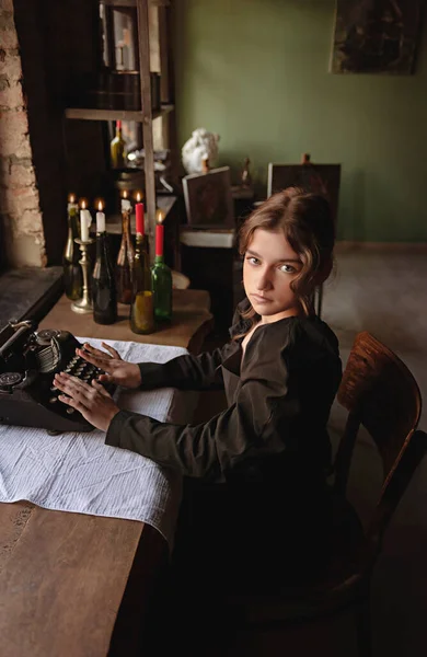 Jonge Vrouwelijke Schrijfster Schrijft Een Roman Een Drukmachine Een Kunststudio — Stockfoto