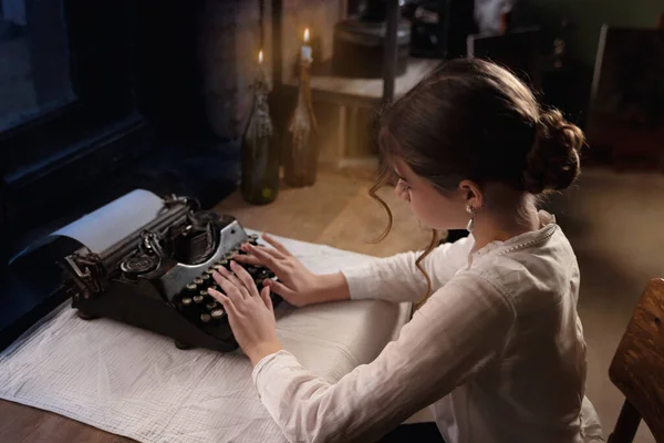 Νεαρή Γυναίκα Συγγραφέας Γράφει Ένα Μυθιστόρημα Μια Μηχανή Εκτύπωσης Ένα — Φωτογραφία Αρχείου