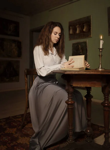 Schöne Frau Vintage Kleidung Liest Ein Buch Bei Kerzenschein Einem Stockbild