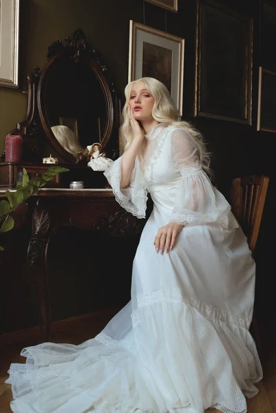 Mulher Bonita Vestido Branco Sentado Cadeira Refletindo Espelho — Fotografia de Stock