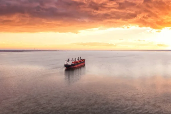 Statek Towarowy Otwartym Morzu Pięknym Zachodzie Słońca Widok Lotu Ptaka — Zdjęcie stockowe
