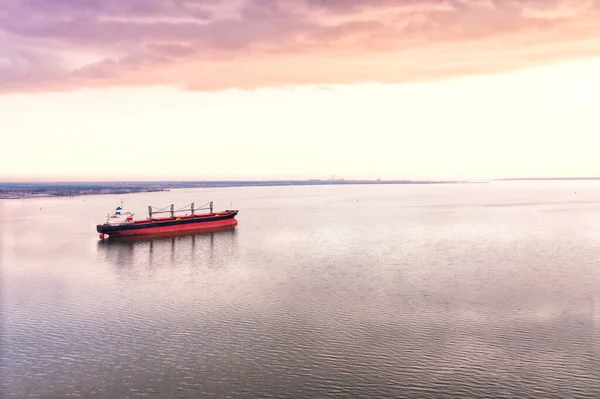 Vrachtschip Open Zee Bij Prachtige Zonsondergang Bovenaanzicht Vanuit Lucht Uitvoer — Stockfoto