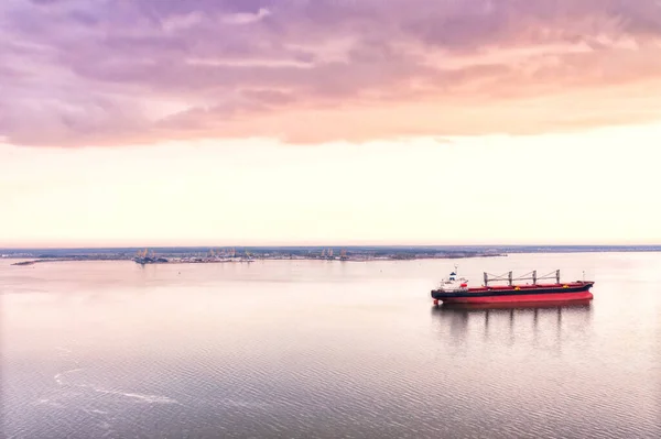 Vrachtschip Open Zee Bij Prachtige Zonsondergang Bovenaanzicht Vanuit Lucht Uitvoer — Stockfoto