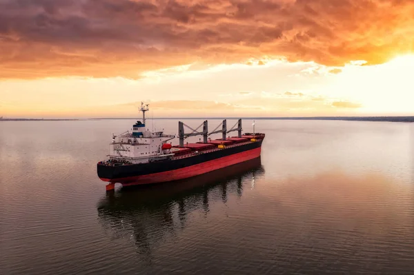 Frachtschiff Offenen Meer Bei Schönem Sonnenuntergang Luftaufnahme Von Oben Getreideexport Stockbild
