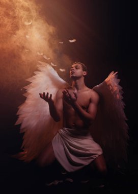 Cennetten gelen beyaz kanatlı genç ve güçlü bir melek. Kaslı vücutlu bir melek. Şehvetli adam.