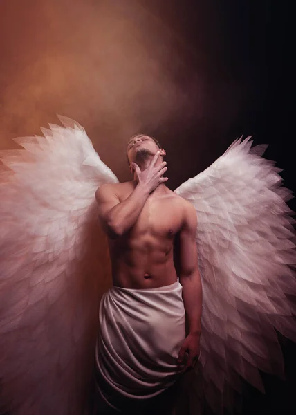 Mladý Silný Anděl Bílými Křídly Nebes Anděl Svalnatým Tělem Smyslný — Stock fotografie