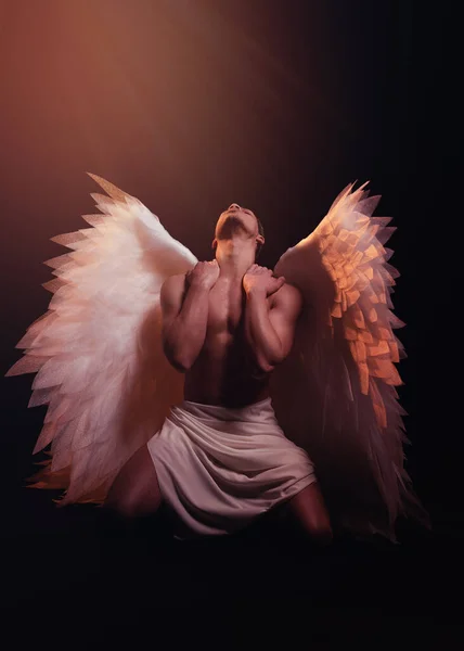Молодой Сильный Ангел Белыми Крыльями Небес Ангел Мускулистым Телом Чувственный — стоковое фото