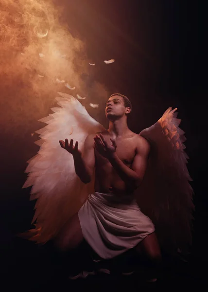 年轻强壮的天使 有着来自天堂的白色翅膀 天使与肌肉的身体 性感男人 — 图库照片