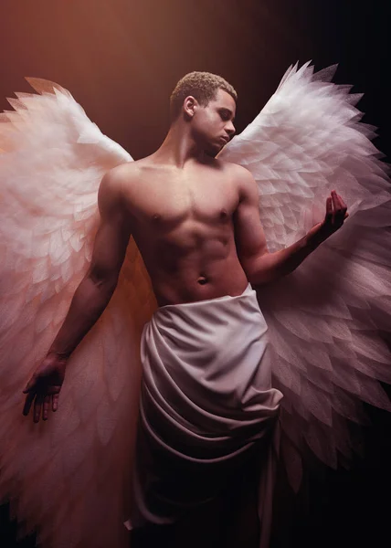 Молодой Сильный Ангел Белыми Крыльями Небес Ангел Мускулистым Телом Чувственный Стоковая Картинка