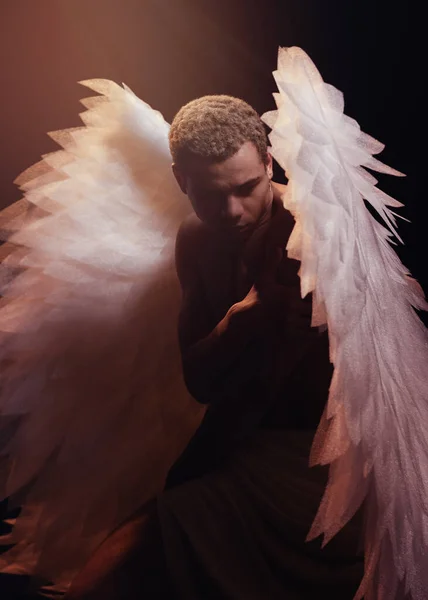年轻强壮的天使 有着来自天堂的白色翅膀 天使与肌肉的身体 性感男人 图库照片
