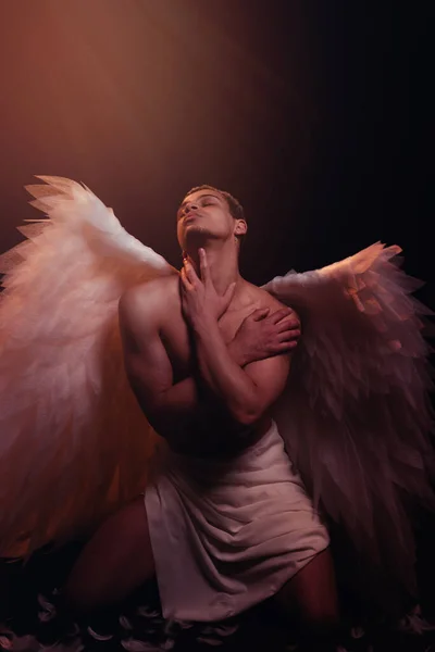 年轻强壮的天使 有着来自天堂的白色翅膀 天使与肌肉的身体 性感男人 — 图库照片