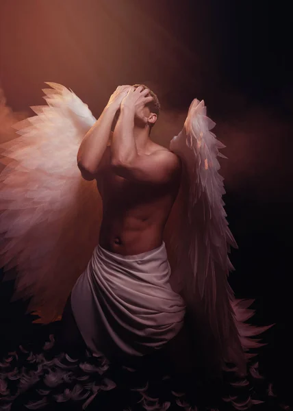 Mladý Silný Anděl Bílými Křídly Nebes Anděl Svalnatým Tělem Smyslný — Stock fotografie