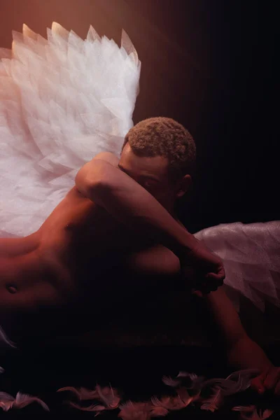 Молодий Сильний Ангел Білими Крилами Неба Ангел Язовим Тілом Чуттєвий — стокове фото