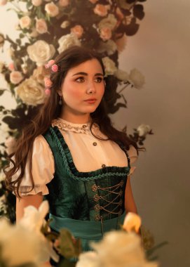 Bahçede çiçekli genç bir köylü kadın. 19. yüzyıl havyarları gibi giyinmiş..