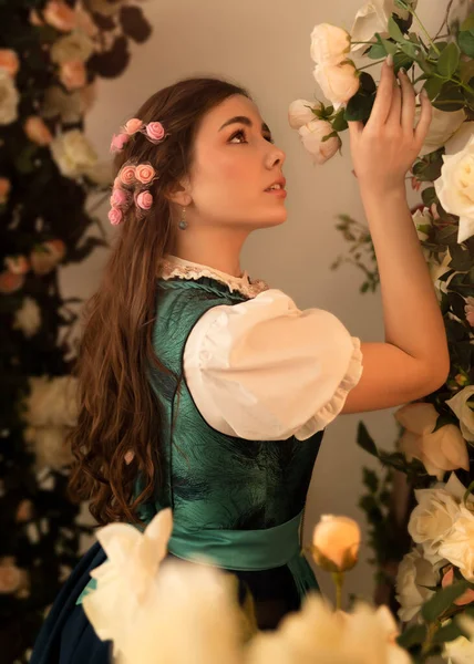 Молода Селянка Стоїть Саду Квітами Одягненими Баварську Сукню Століття — стокове фото