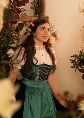 Bahçede çiçekli genç bir köylü kadın. 19. yüzyıl havyarları gibi giyinmiş..