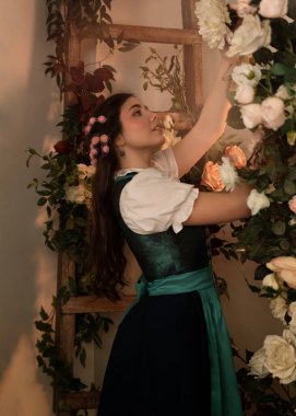 Bahçede çiçekli genç bir köylü kadın. 19. yüzyıl havyarları gibi giyinmiş..