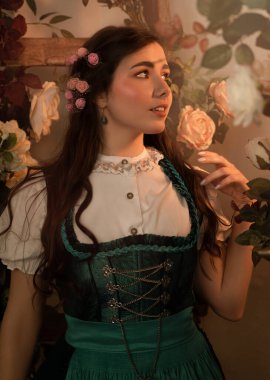 Bahçede çiçekli genç bir köylü kadın. 19. yüzyıl havyarları gibi giyinmiş..