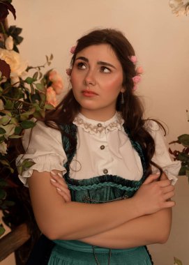 Bahçede çiçekli genç bir köylü kadın. 19. yüzyıl havyarları gibi giyinmiş..