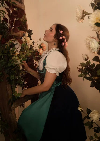 Молода Селянка Стоїть Саду Квітами Одягненими Баварську Сукню Століття — стокове фото