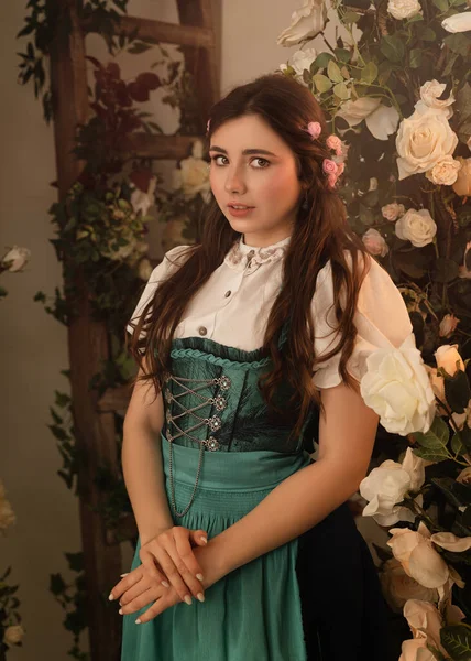 Młoda Wieśniaczka Stojąca Ogrodzie Kwiatami Ubranymi Xix Wieczną Sukienkę Bawarską — Zdjęcie stockowe
