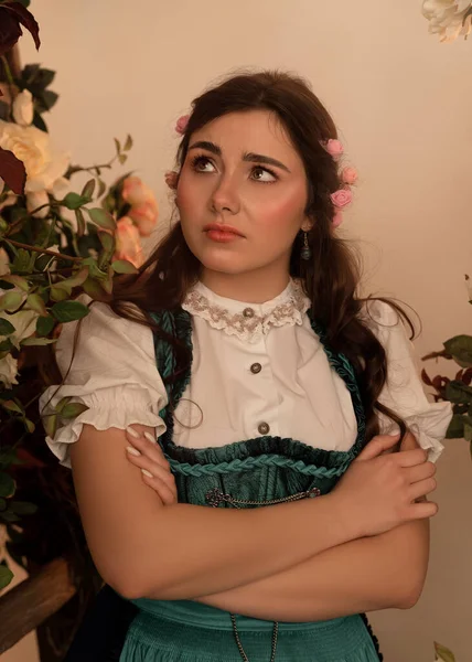 Bahçede çiçekli genç bir köylü kadın. 19. yüzyıl havyarları gibi giyinmiş..