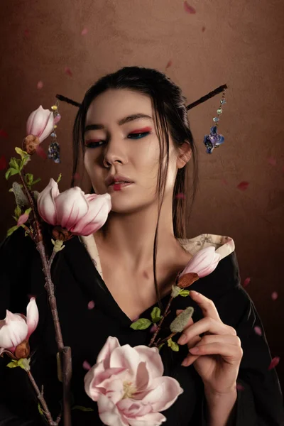 Samurai Mujer Japonesa Con Kimono Sobre Fondo Marrón Mirando Flor — Foto de Stock