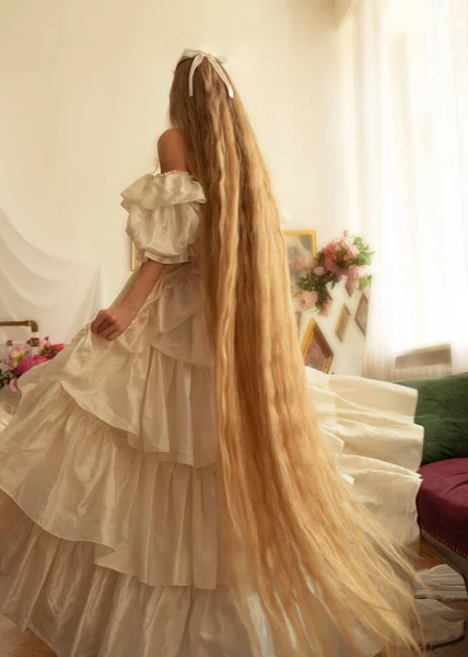 Молода Красива Жінка Товстим Довгим Волоссям Стоїть Розкішній Сукні Спальні — стокове фото