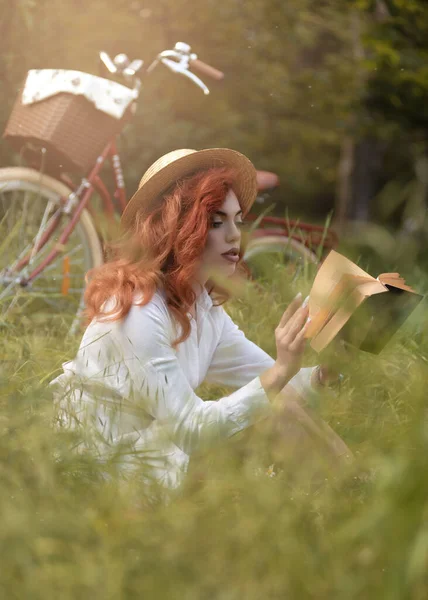 Young Redhead Woman Dress Hat Retro Bike City Park Reading — Stock Photo, Image