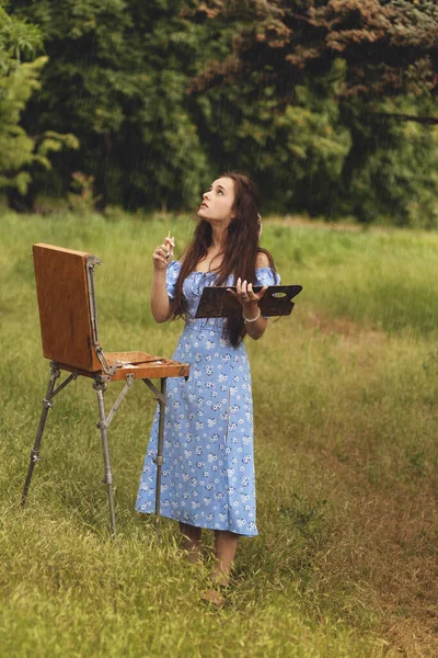 Красива Молода Жінка Розслабляється Малюючи Художнє Полотно Відкритому Повітрі Парку — стокове фото