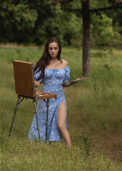 Krásná Mladá Žena Relaxační Při Malování Umělecké Plátno Venku Parku — Stock fotografie