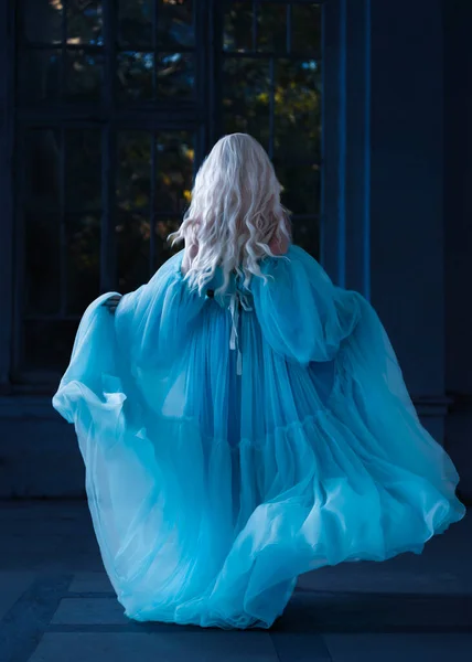 Ein Luxuriöses Blaues Kleid Mit Langer Schleppe Flattert Wind Foto lizenzfreie Stockbilder