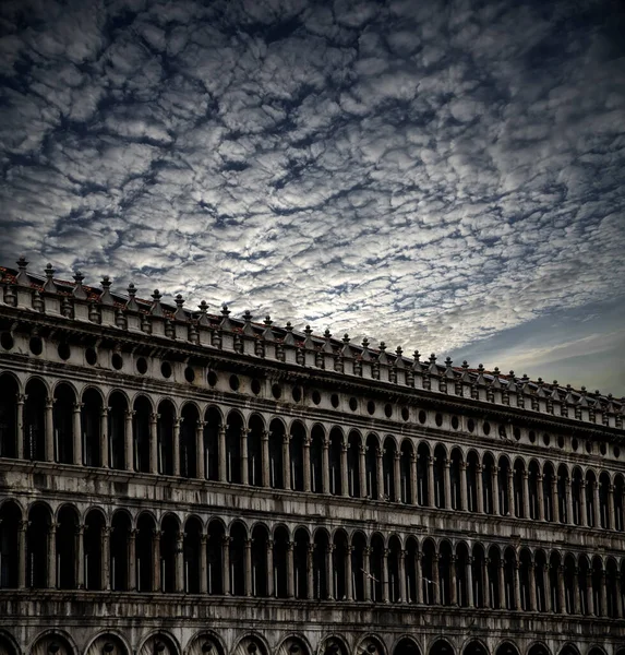 Escena Nocturna Plaza San Marco Venecia Italia Con Cielo Nublado —  Fotos de Stock