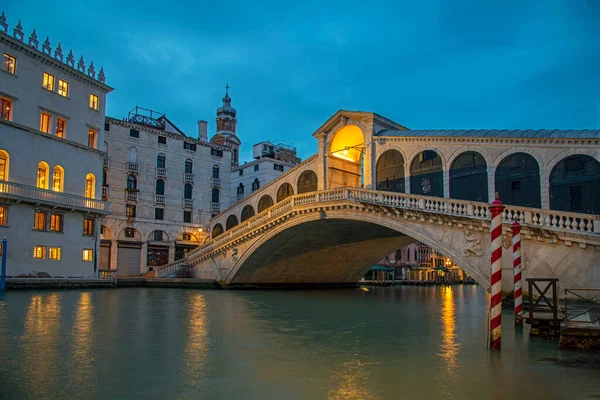 Венеция Италия Февраля 2023 Года Широкоугольный Вид Освещенный Мост Риальто — стоковое фото
