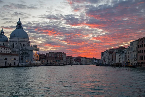 Benátky Itálie Února 2023 Fantastický Západ Slunce Dramatickými Barevnými Mraky — Stock fotografie