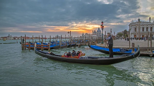 Венеция Италия Февраля 2023 Года Гондолье Дает Туристам Гондолу Венеции — стоковое фото