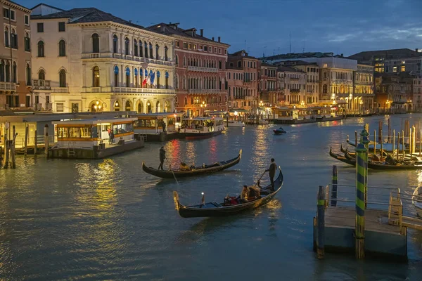 Венеция Италия Февраля 2023 Года Красивые Ночные Здания Большом Канале — стоковое фото