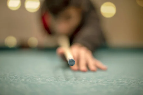 Pierwszy Rzut Oka Nierozpoznawalny Facet Grający Bilard Snookerze Bardzo Płytka — Zdjęcie stockowe