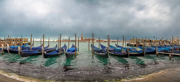 Венеция Италия Февраля 2023 Года Широкая Панорама Гондолами Припаркованными Возле — стоковое фото