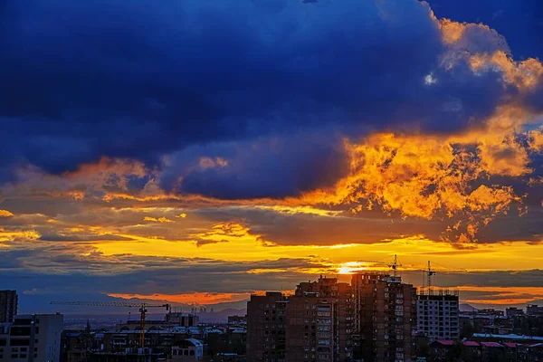 エレバンの上に劇的な美しい夕日 カラフルな雲と夜の幻想的な空に対するシルエットの建物とアルメニア — ストック写真