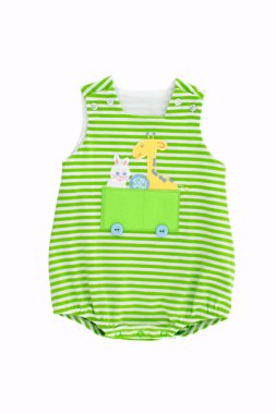 Kireç yeşili, tavşan desenli ve zürafa desenli bebek kıyafetleri kesme yolu beyaz arka planda izole edilmiş, yeni doğan çocuklar için kıyafetler.