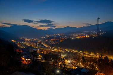 Ermenistan 'ın renkli günbatımında aydınlanmış Dilijan ile güzel manzara