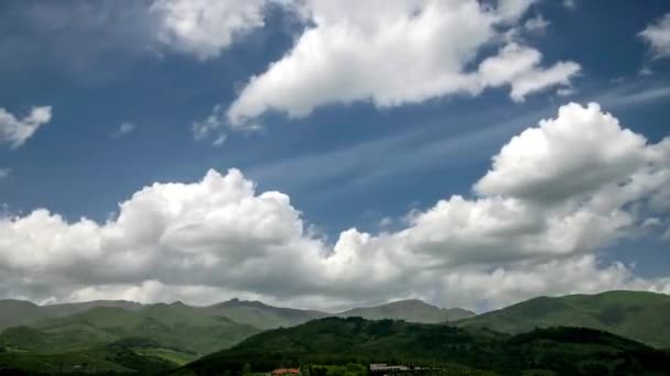 Hermosas Montañas Cubiertas Bosque Verde Bajo Nubes Dramáticas Voladoras Día Metraje De Stock