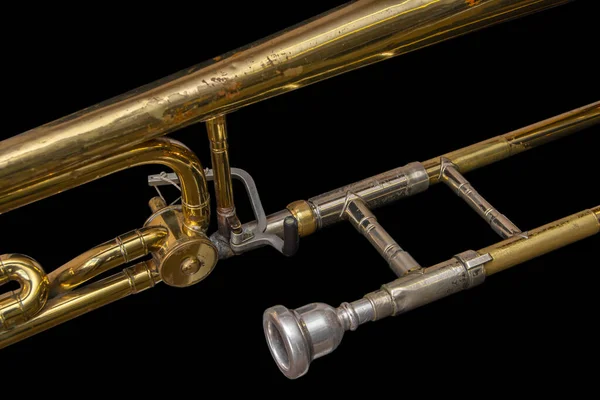旧式金经典铜管乐器长号的特写镜头 在黑色背景下与剪接路径隔离 乐器系列 详细视图 — 图库照片