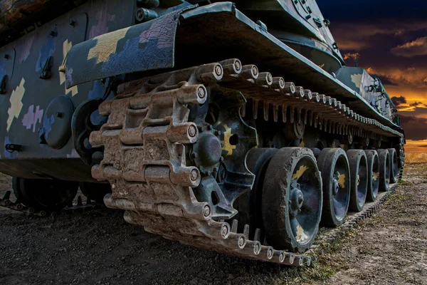 Maskovaný Vojenský Tank Pozadí Dramatického Západu Slunce Pohled Zeširoka Koncept — Stock fotografie