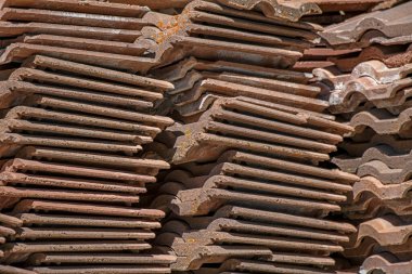 Eskimiş kil terakotta turuncu fayanslar üst üste istiflenmiş yosun ve liken ile kaplıdır. Doğal dokusu olan bir arkaplan