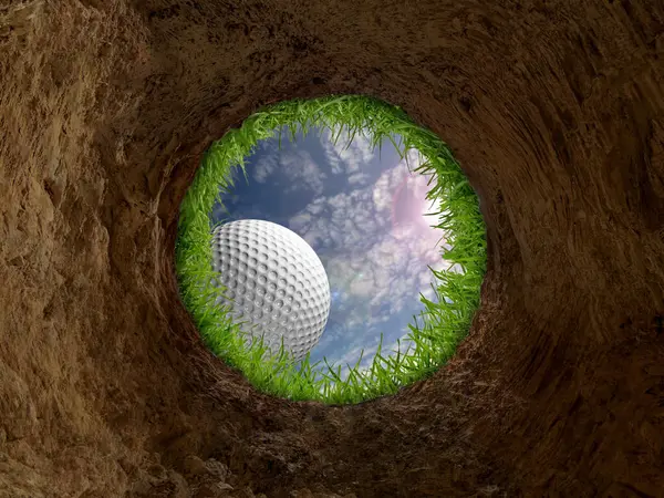 抽象的な広角 緑の草に囲まれた穴に落ちるゴルフボールのワームの目視 ぼやけた背景の青空 — ストック写真