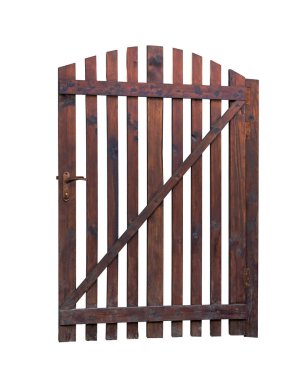 Metal paslı kilidi olan eski ahşap bir kapı. Çitteki kapılar kesme yolu olan beyaz arka planda izole edilmiş. Kırsal dekoratif girişin dışı.