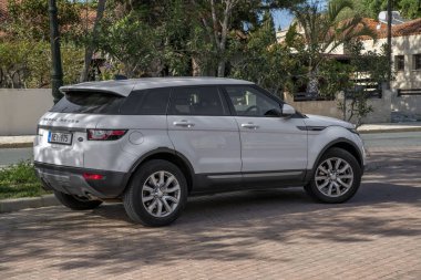 Larnaca, Kıbrıs - 01 Nisan 2024: Beyaz Range Rover Evoque City caddesinde park edilmiş güzel bir SUV